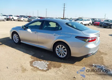 2021 Toyota Camry Le z USA, uszkodzony, nr VIN 4T1C11AKXMU613771